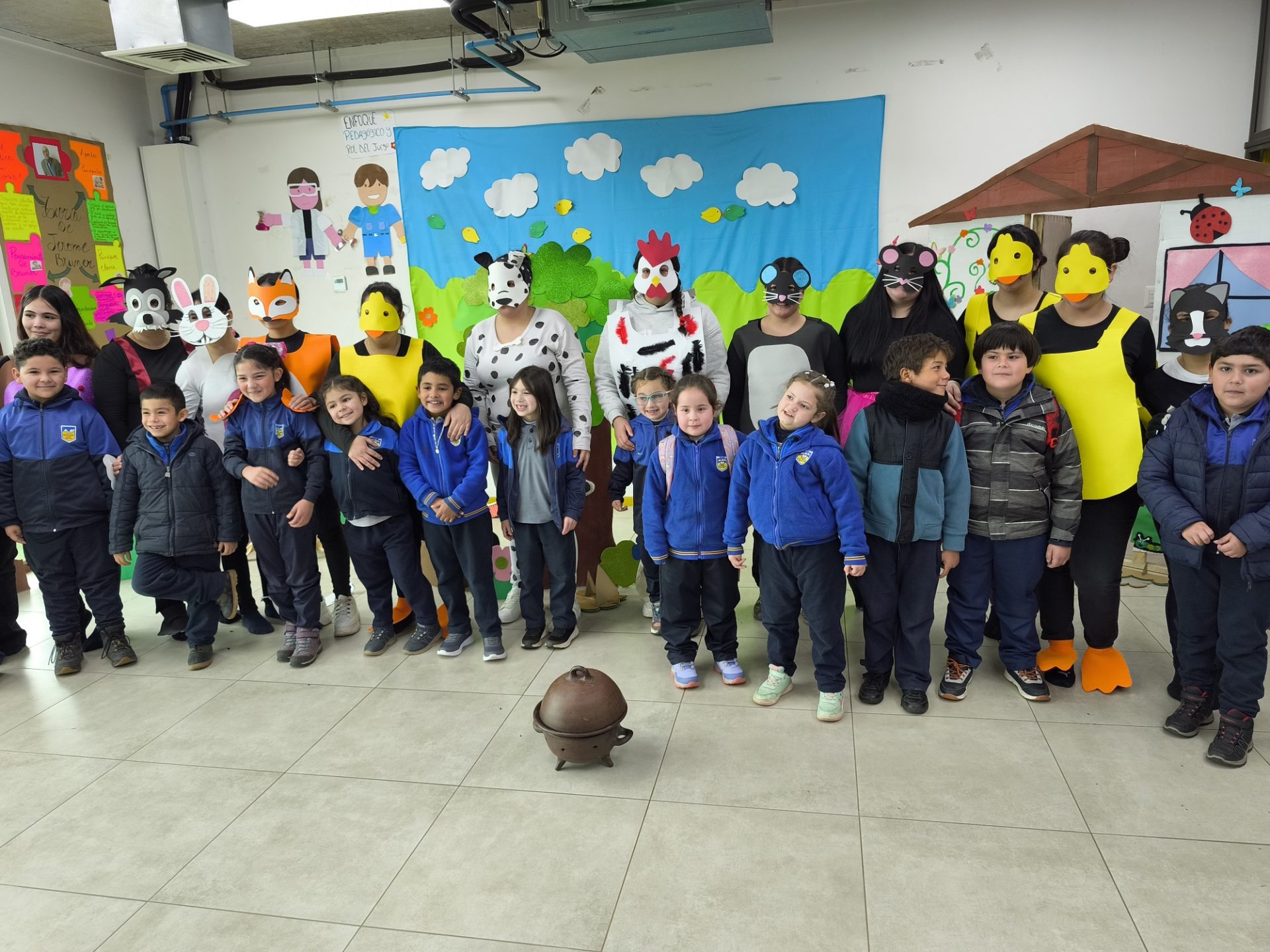 Visita Pedagógica al CFT Estatal del Maule: Estudiantes de 1° y 2° Básico Disfrutan de Obra de Teatro Inclusiva